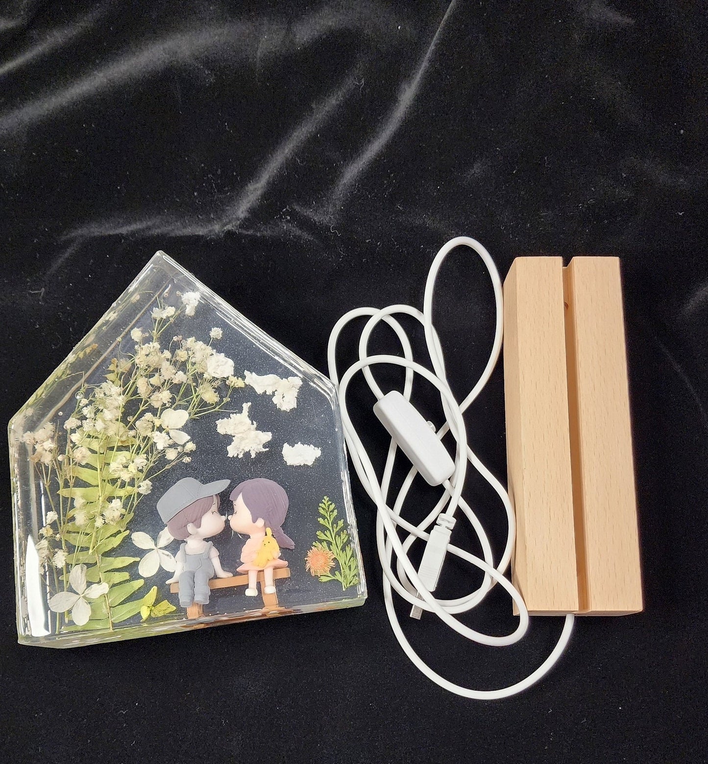 Personalized Epoxy Resin Night Light – Couple with Real Flowers