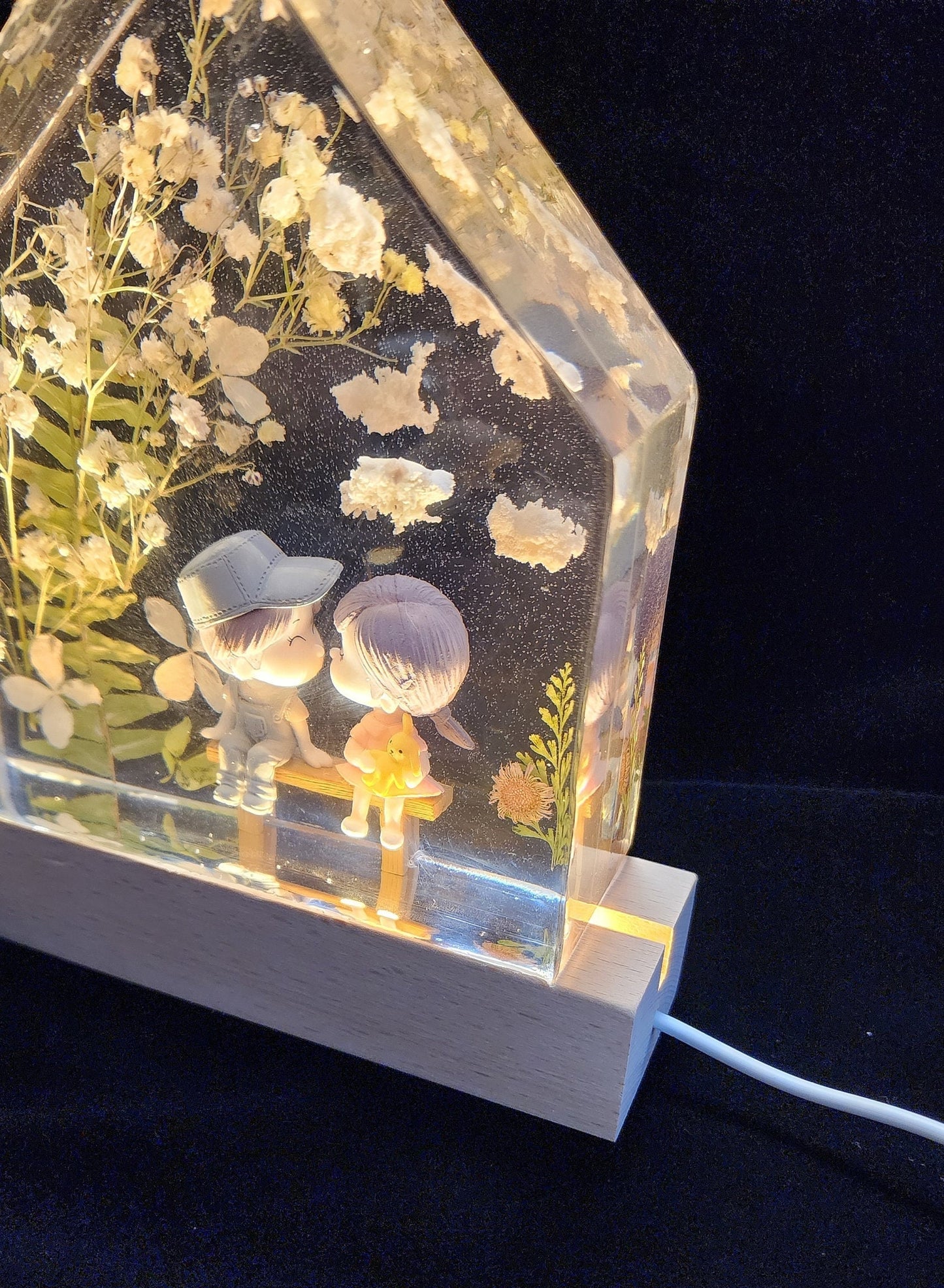 Personalized Epoxy Resin Night Light – Couple with Real Flowers